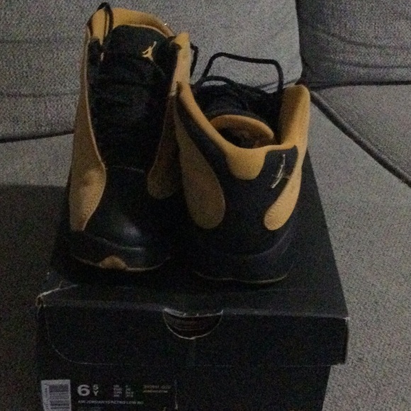 Am selling my use air Jordan 13 retro. - Picture 4 of 4
